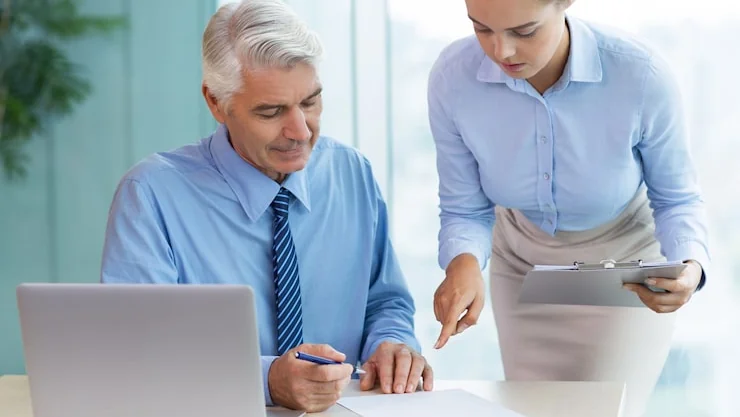 Empresário analisando gráficos com seu contador consultivo em Jaraguá do Sul. Empresário analisando gráficos com seu contador consultivo em Jaraguá do Sul.